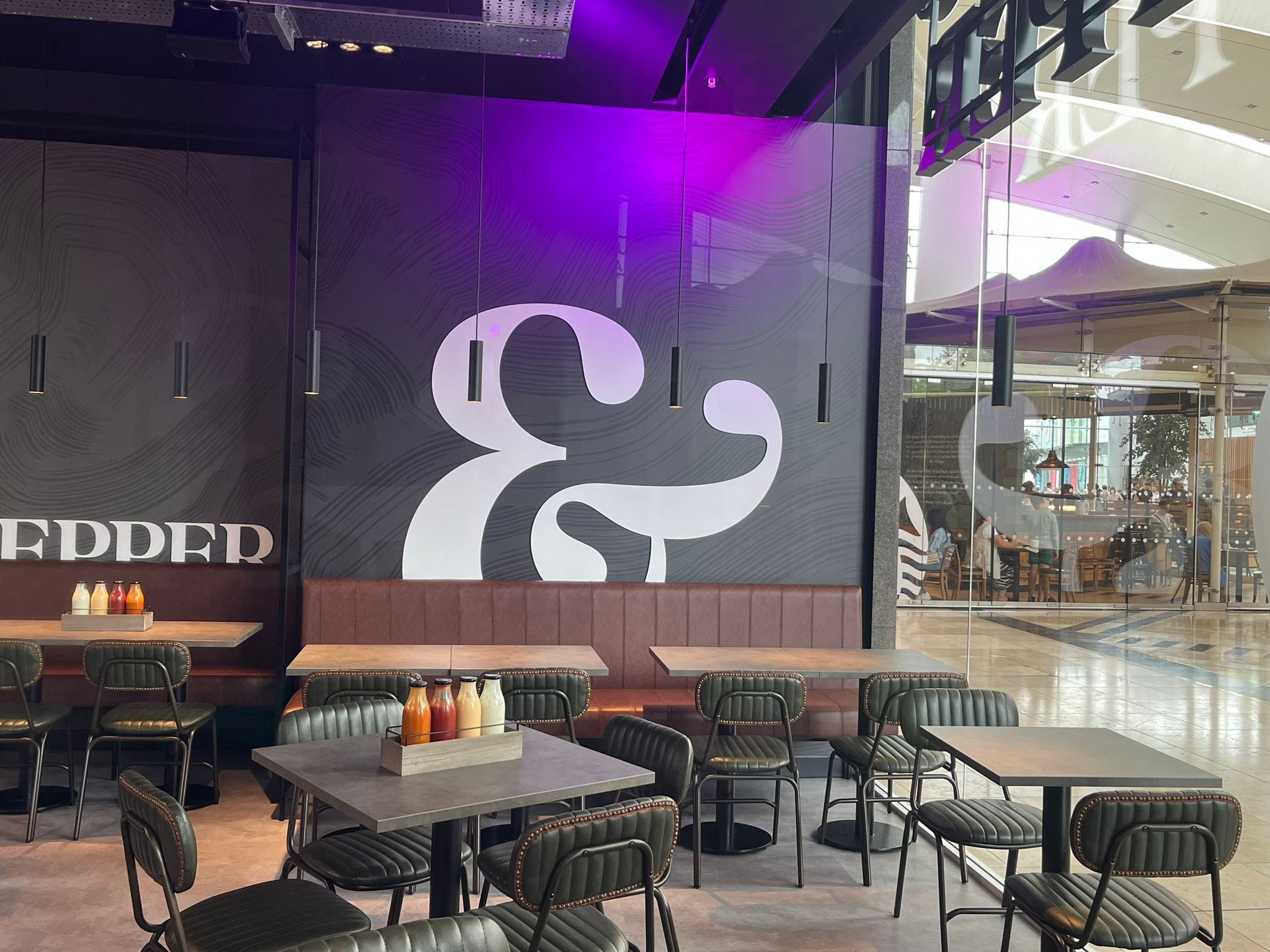 Smoke and Pepper interior 5